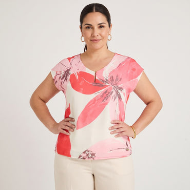 Polera Mix Fabric Estampado Localizado Frontal Coral en modelo plus size