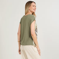 Polera Mix Fabric Estampado Localizado Frontal Verde