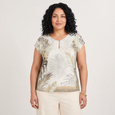 Polera Mix Fabric Estampado Localizado Frontal Verde en modelo plus size