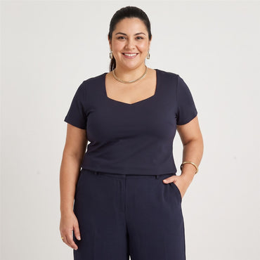 Polera Manga Corta Básica Azul en modelo plus size