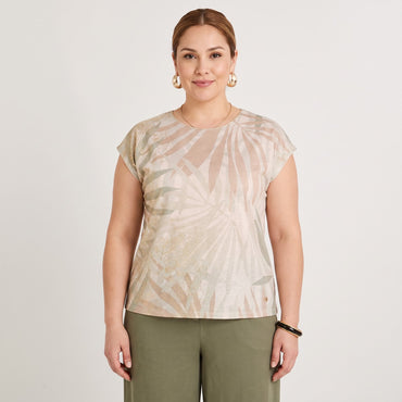 Polera Slab Estampada con Aplicación Beige en modelo plus size