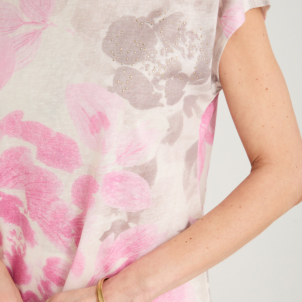Polera Slab Estampada con Aplicación Fucsia
