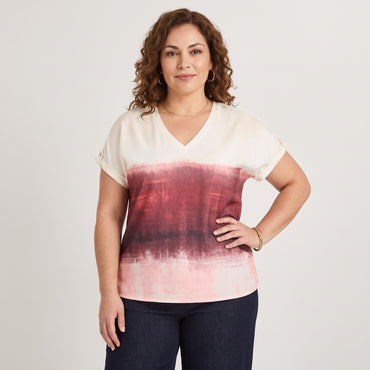Polera Mix Fabric Estampada Arena en modelo plus size