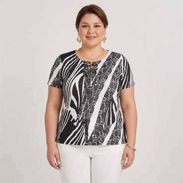 Polera Polyspandex con Aplicación en Escote Negro en modelo plus size