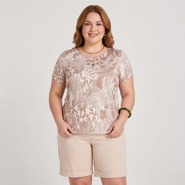 Polera Polyspandex con Aplicación en Escote Camel en modelo plus size