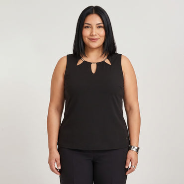 Polera sin Mangas con Cut Out en Escote Negro en modelo plus size