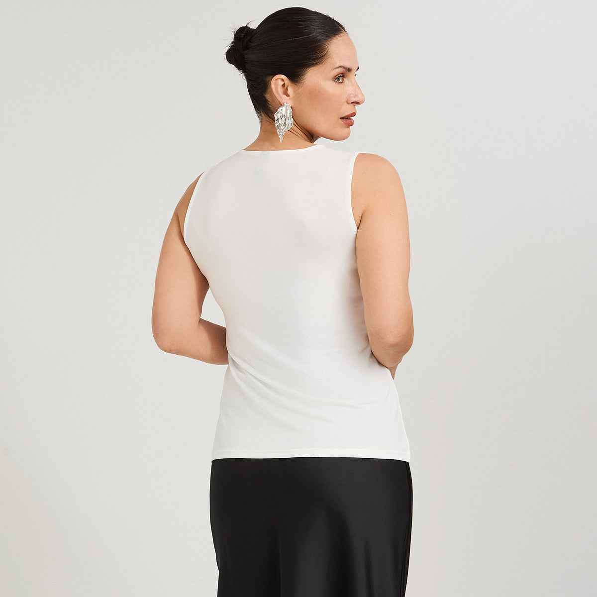 Polera sin Mangas con Cut Out en Escote Crudo
