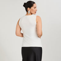 Polera sin Mangas con Cut Out en Escote Crudo
