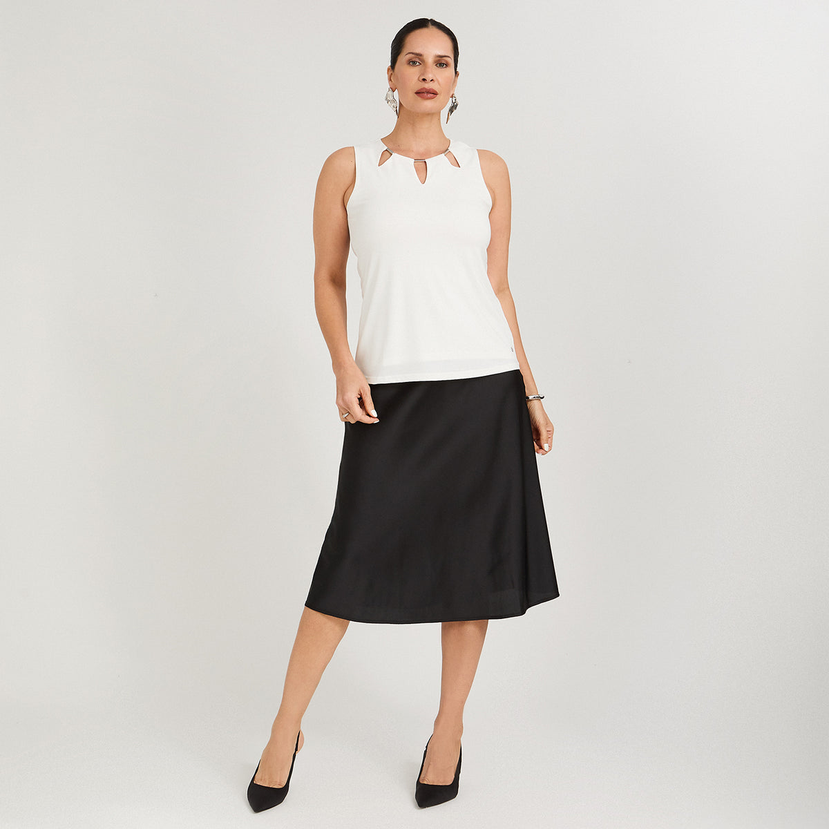 Polera sin Mangas con Cut Out en Escote Crudo