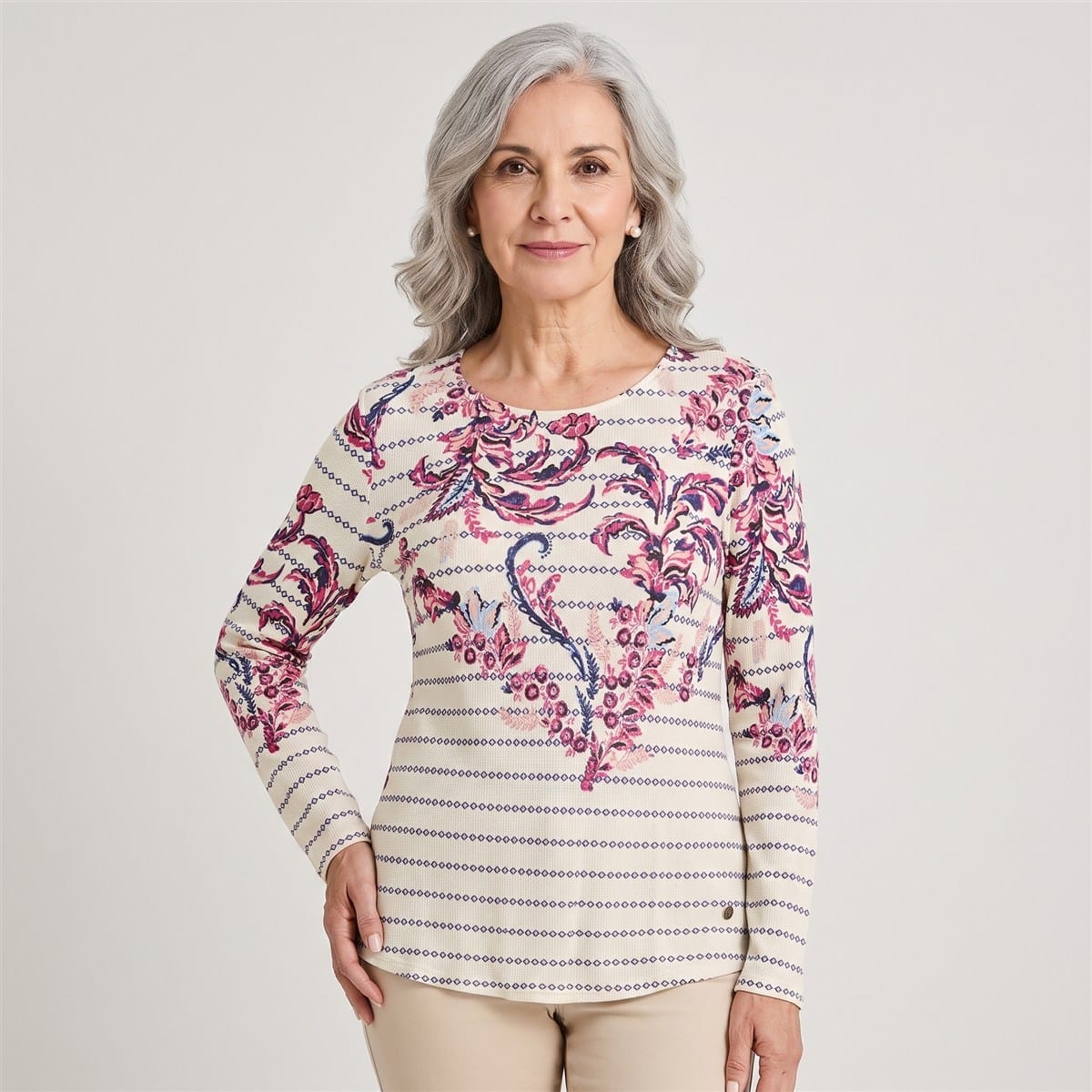Polera Manga Larga Estampado Localizado Beige en modelo adulta