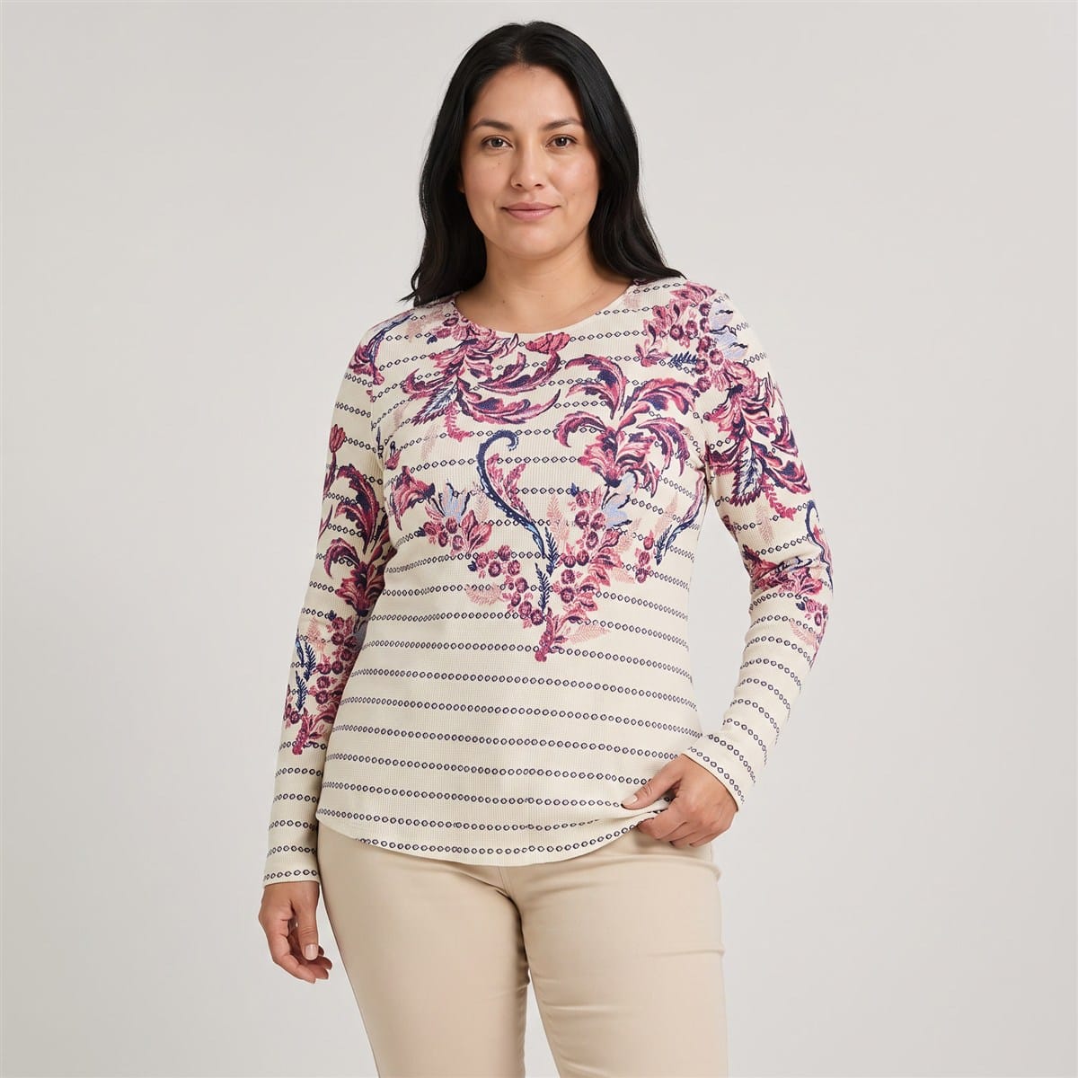 Polera Manga Larga Estampado Localizado Beige en modelo plus size