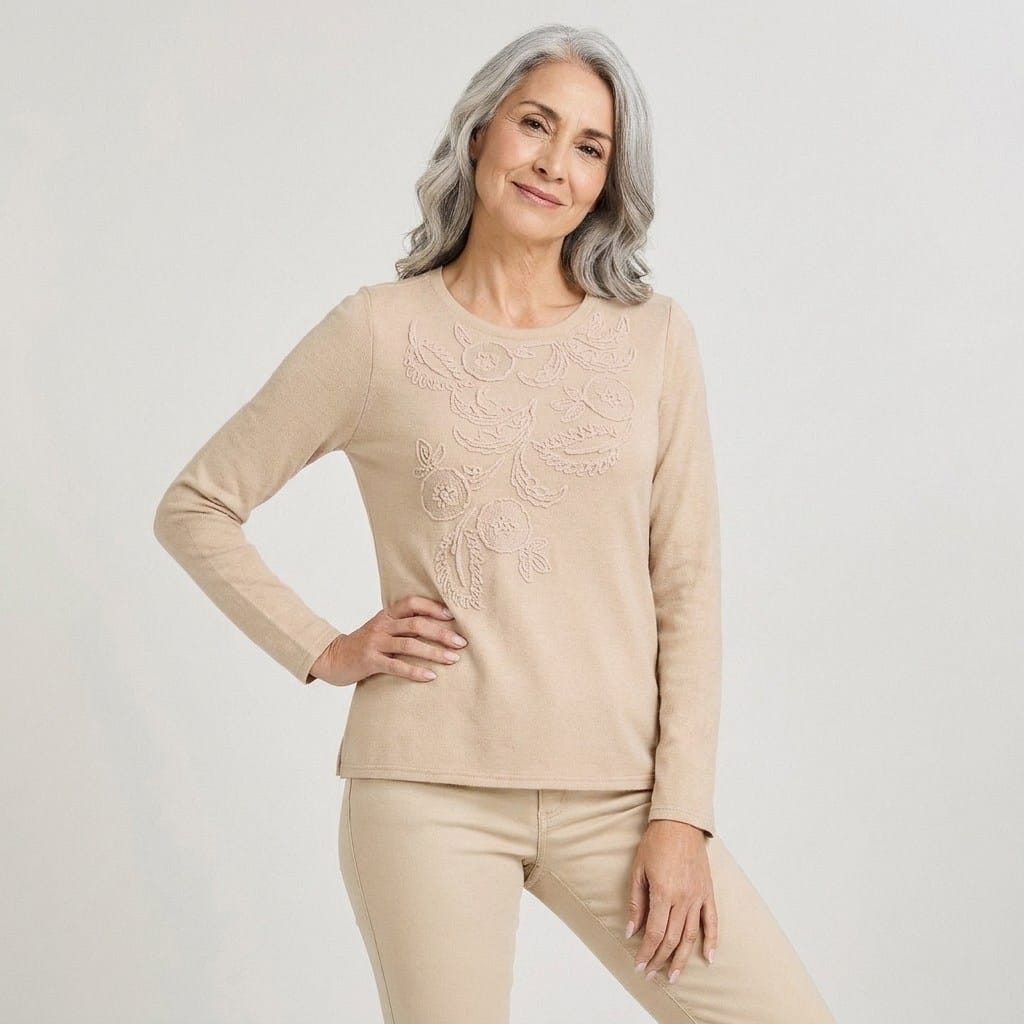 Polera Lanilla con Aplicación Bordada Beige en modelo adulta