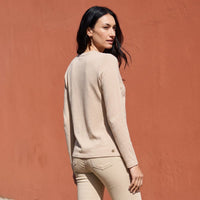 Polera Lanilla con Aplicación Bordada Beige lifestyle
