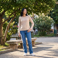 Polera Lanilla con Aplicación Bordada Beige lifestyle