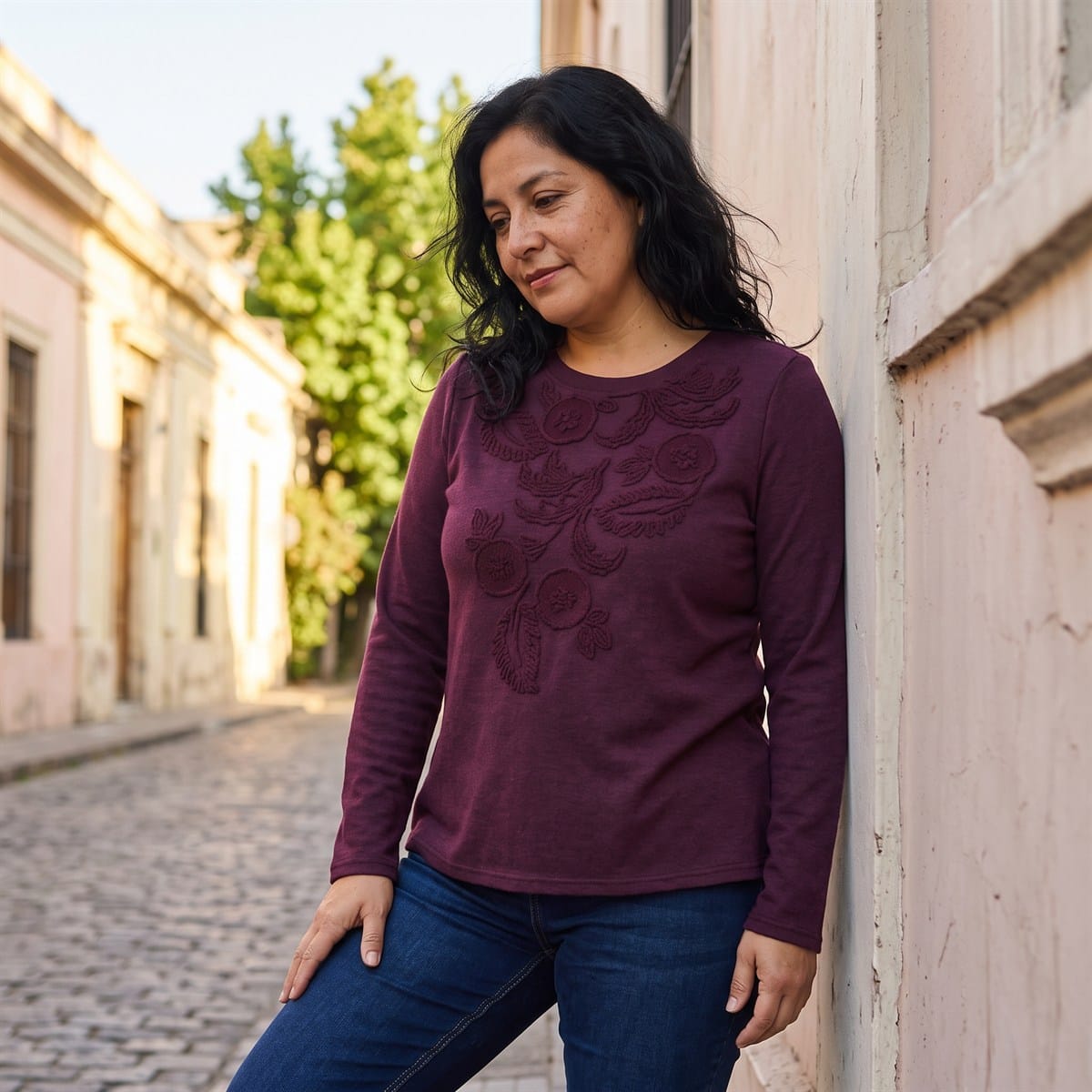 Polera Lanilla con Aplicación Bordada Morado lifestyle