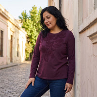 Polera Lanilla con Aplicación Bordada Morado lifestyle