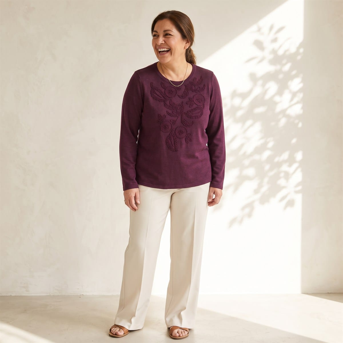 Polera Lanilla con Aplicación Bordada Morado lifestyle