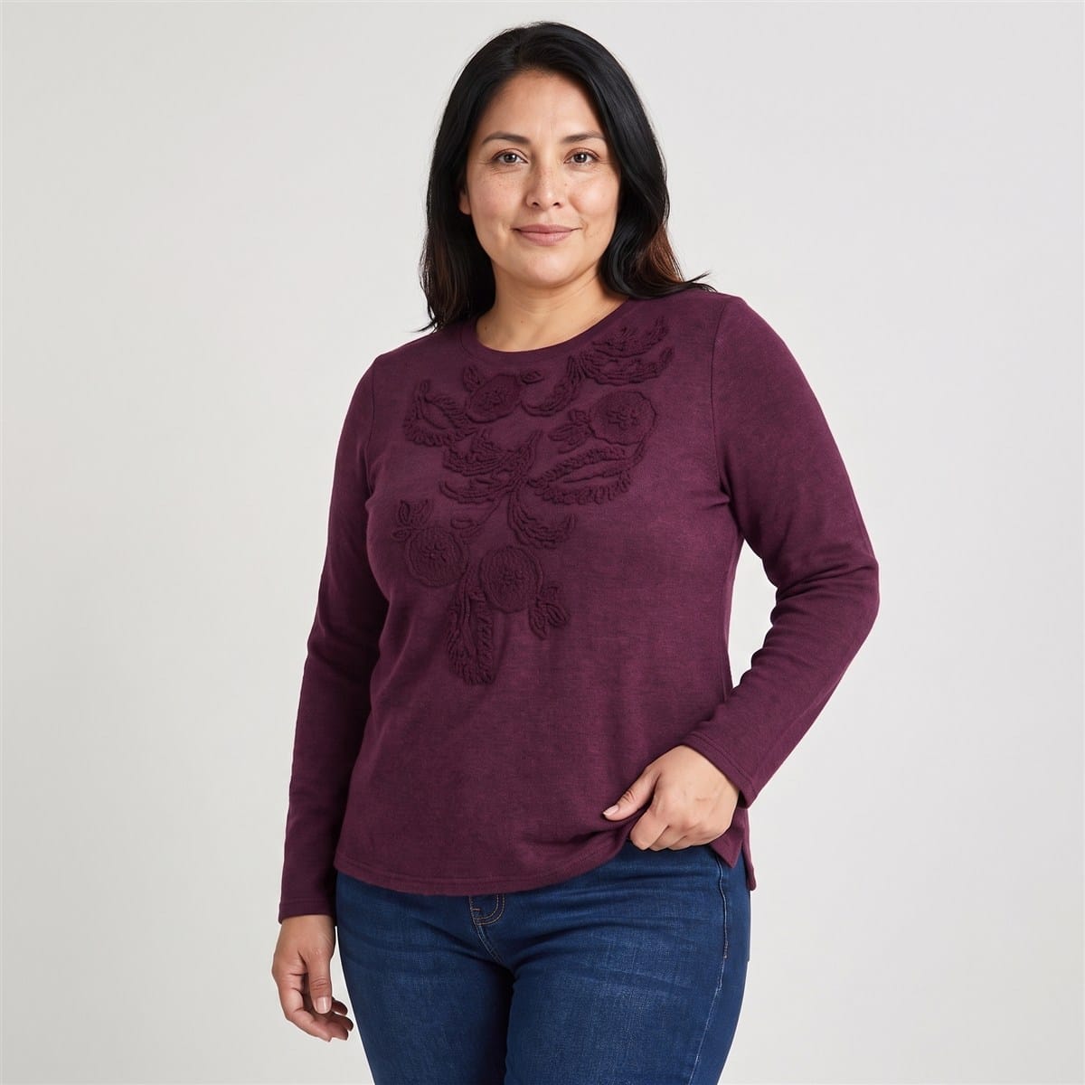 Polera Lanilla con Aplicación Bordada Morado en modelo plus size