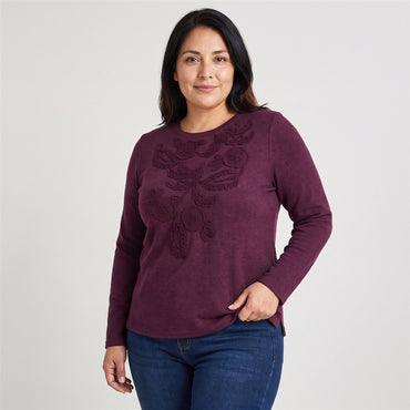 Polera Lanilla con Aplicación Bordada Morado en modelo plus size