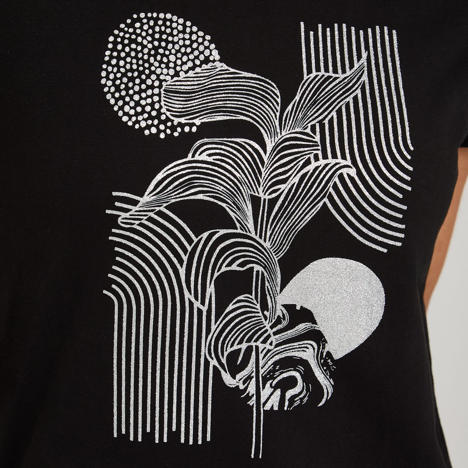 Polera Manga Corta con Estampado Localizado Negro