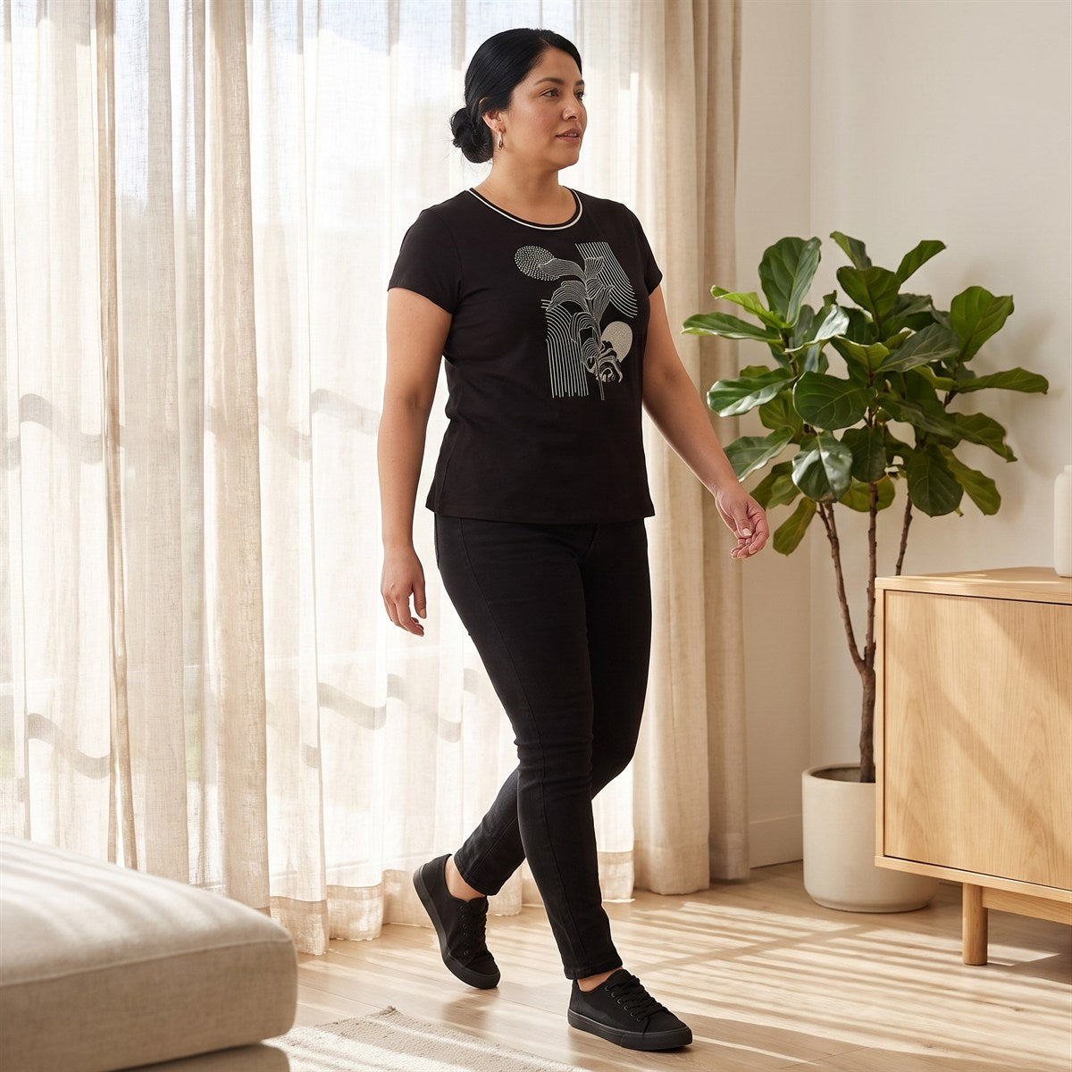 Polera Manga Corta con Estampado Localizado Negro lifestyle