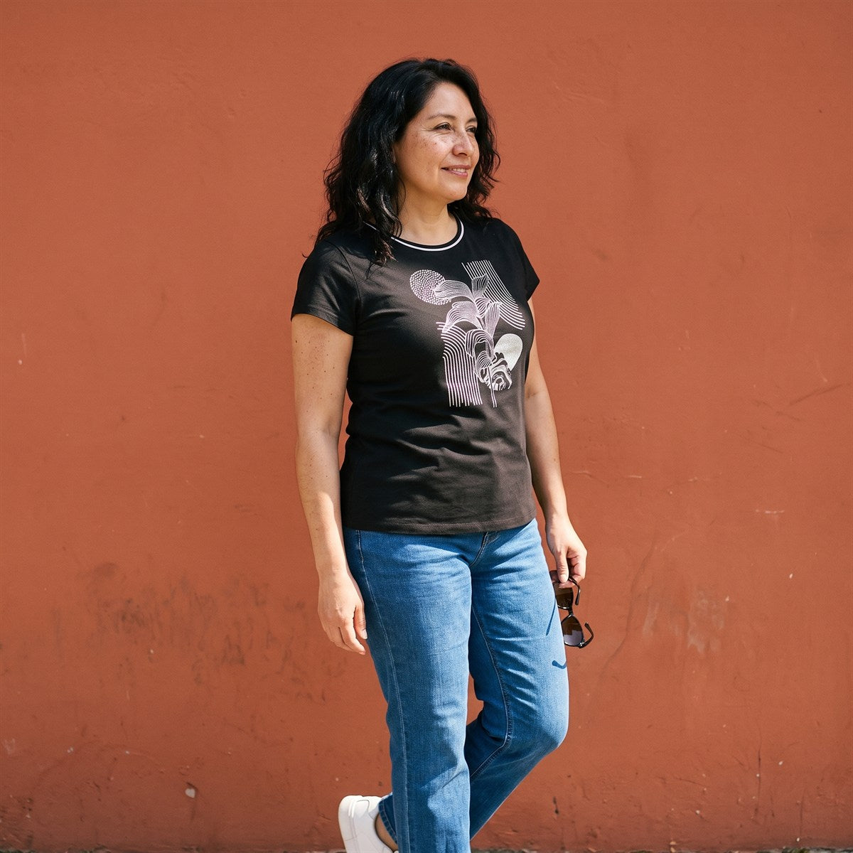 Polera Manga Corta con Estampado Localizado Negro lifestyle