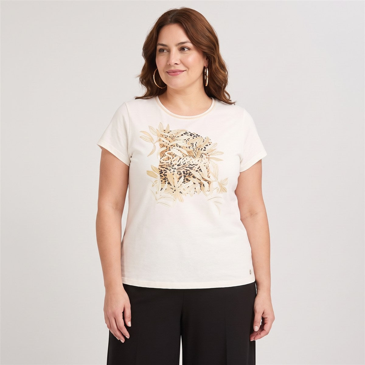 Polera Manga Corta con Estampado Localizado Crudo en modelo plus size