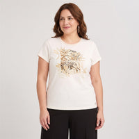 Polera Manga Corta con Estampado Localizado Crudo en modelo plus size