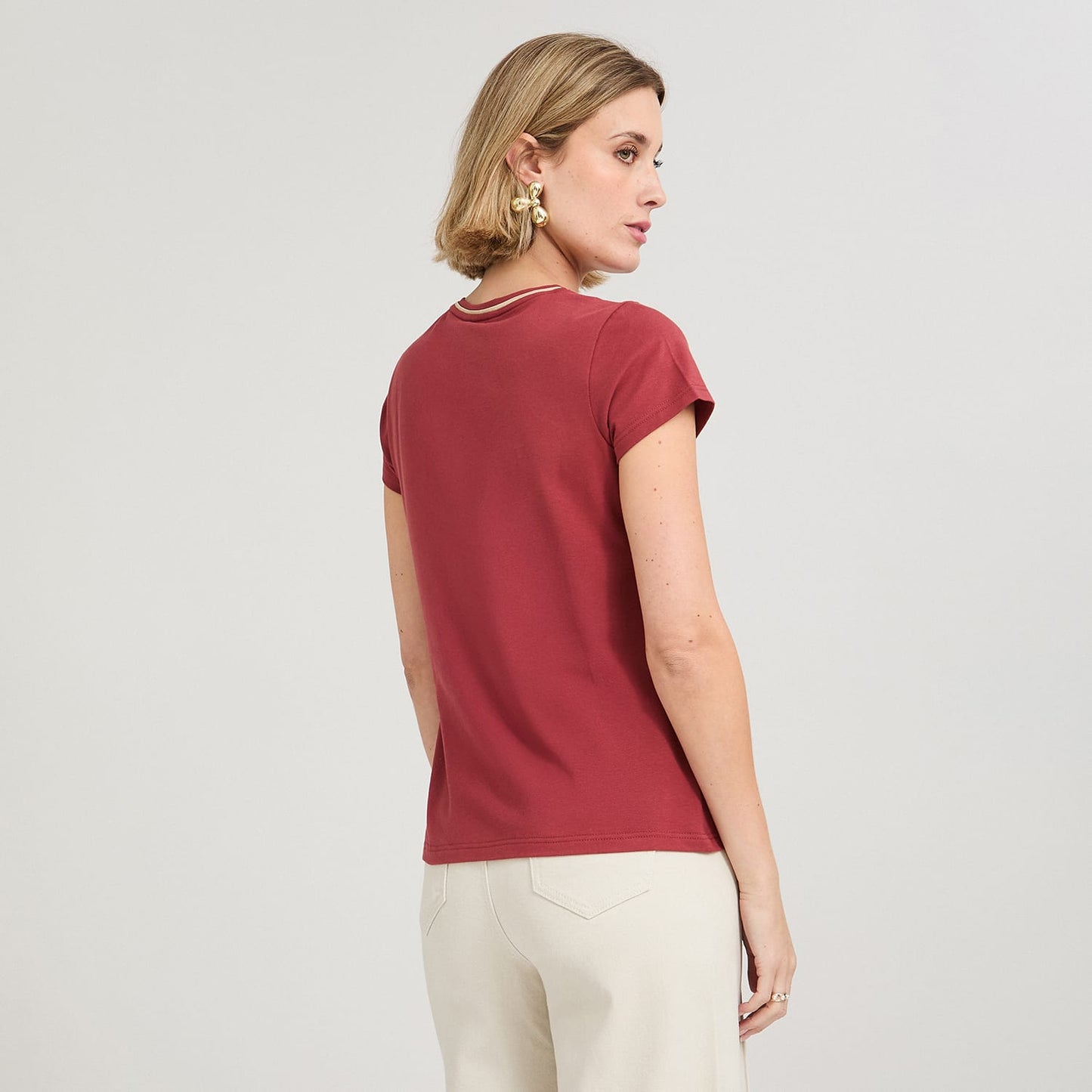 Polera Manga Corta con Estampado Localizado Rojo