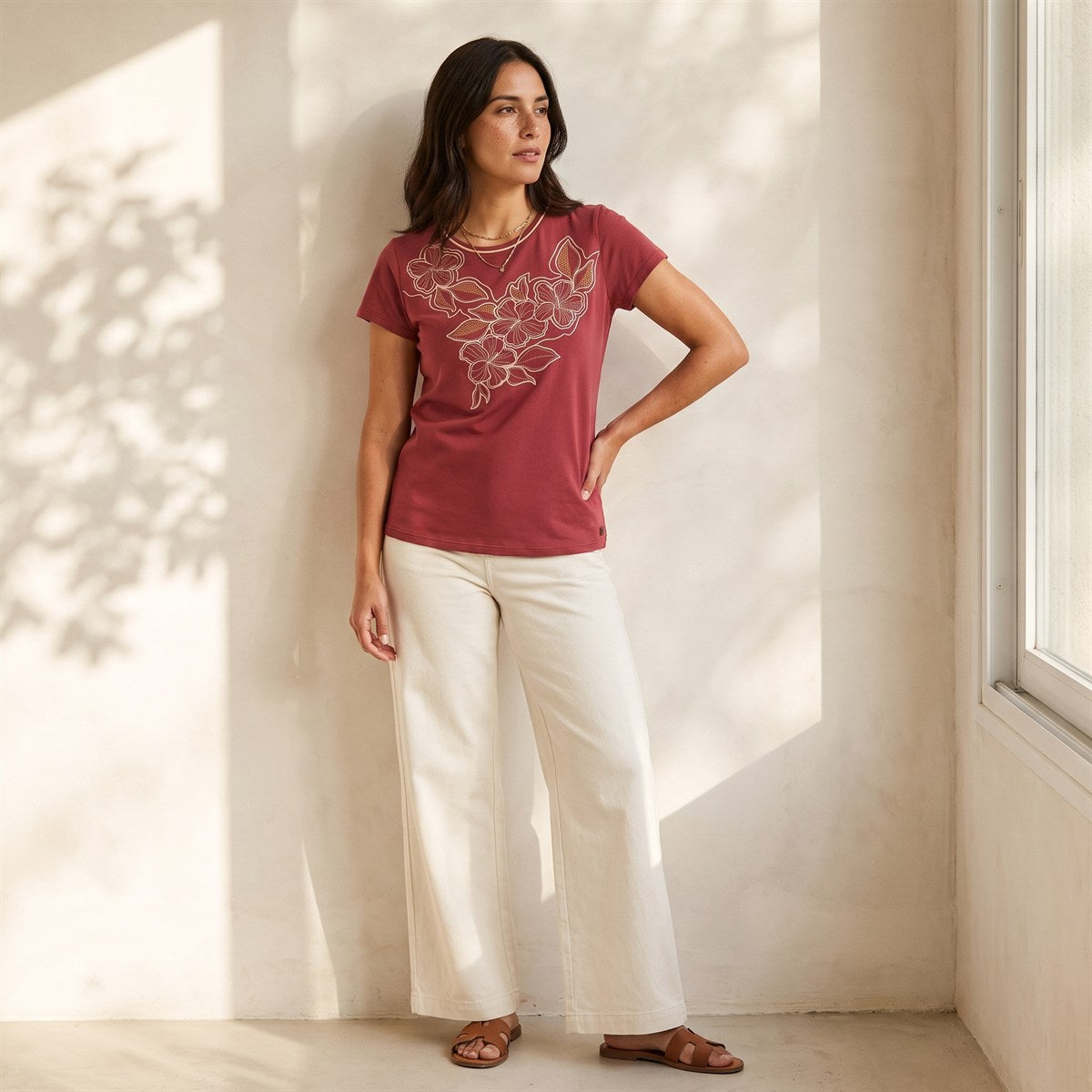 Polera Manga Corta con Estampado Localizado Rojo lifestyle