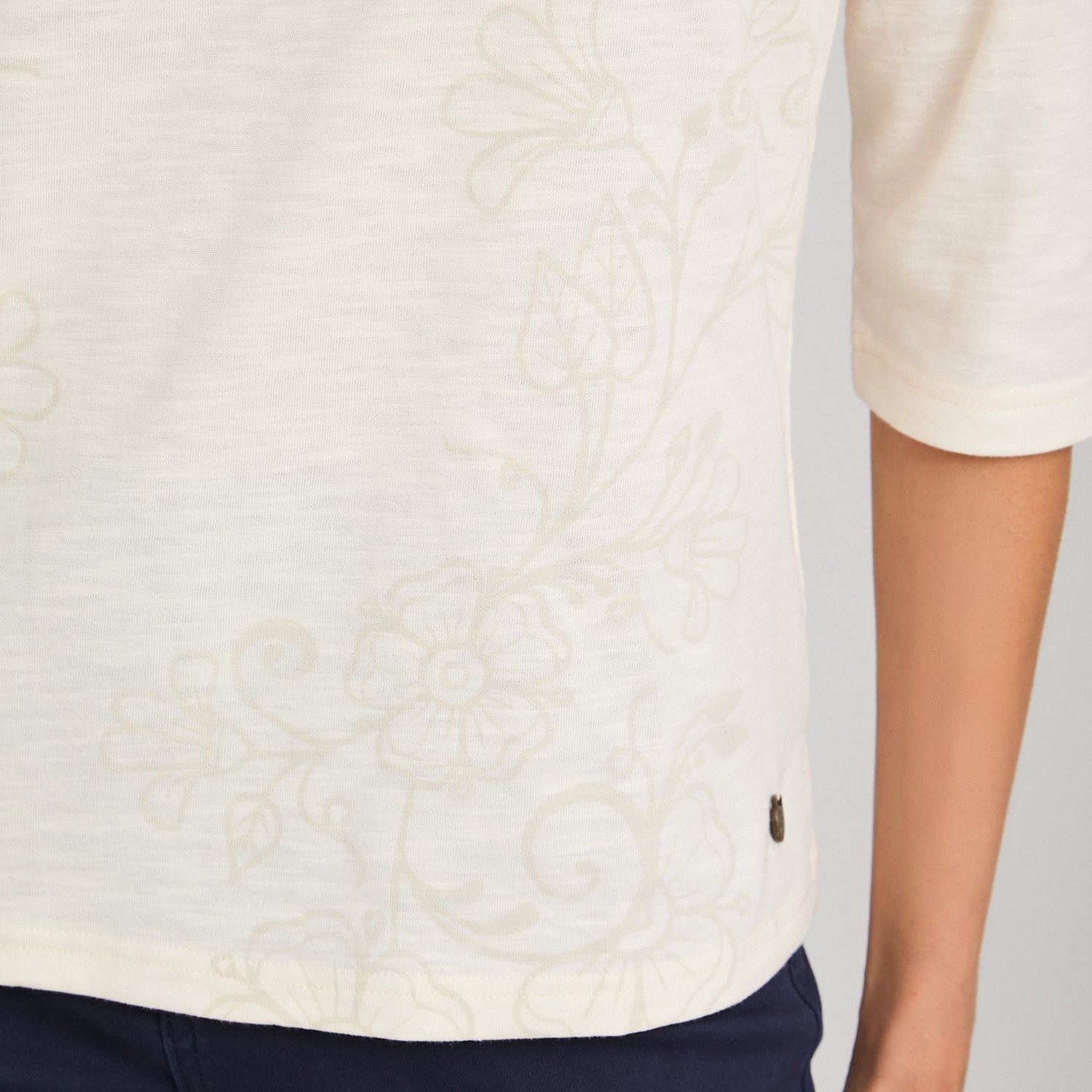 Polera Manga 3/4 con Estampado al Tono Crudo