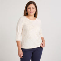 Polera Manga 3/4 con Estampado al Tono Crudo en modelo plus size