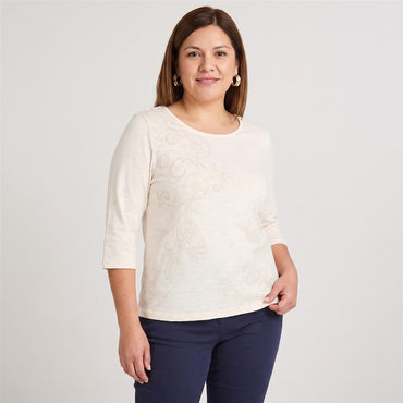Polera Manga 3/4 con Estampado al Tono Crudo en modelo plus size