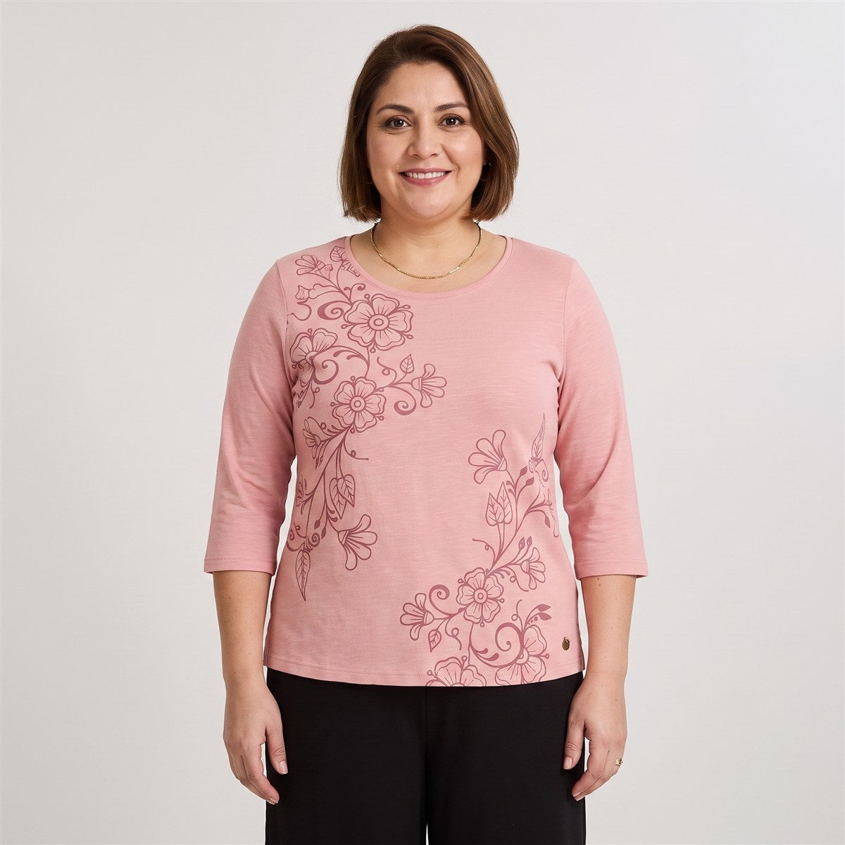 Polera Manga 3/4 con Estampado al Tono Rosado en modelo plus size