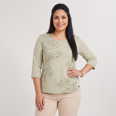 Polera Manga 3/4 con Estampado al Tono Verde en modelo plus size