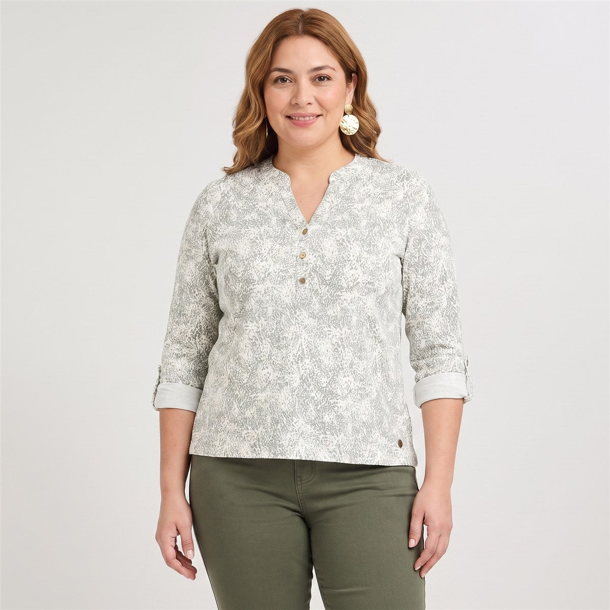 Polera Manga Larga Roll Up Cuello Mao Verde en modelo plus size