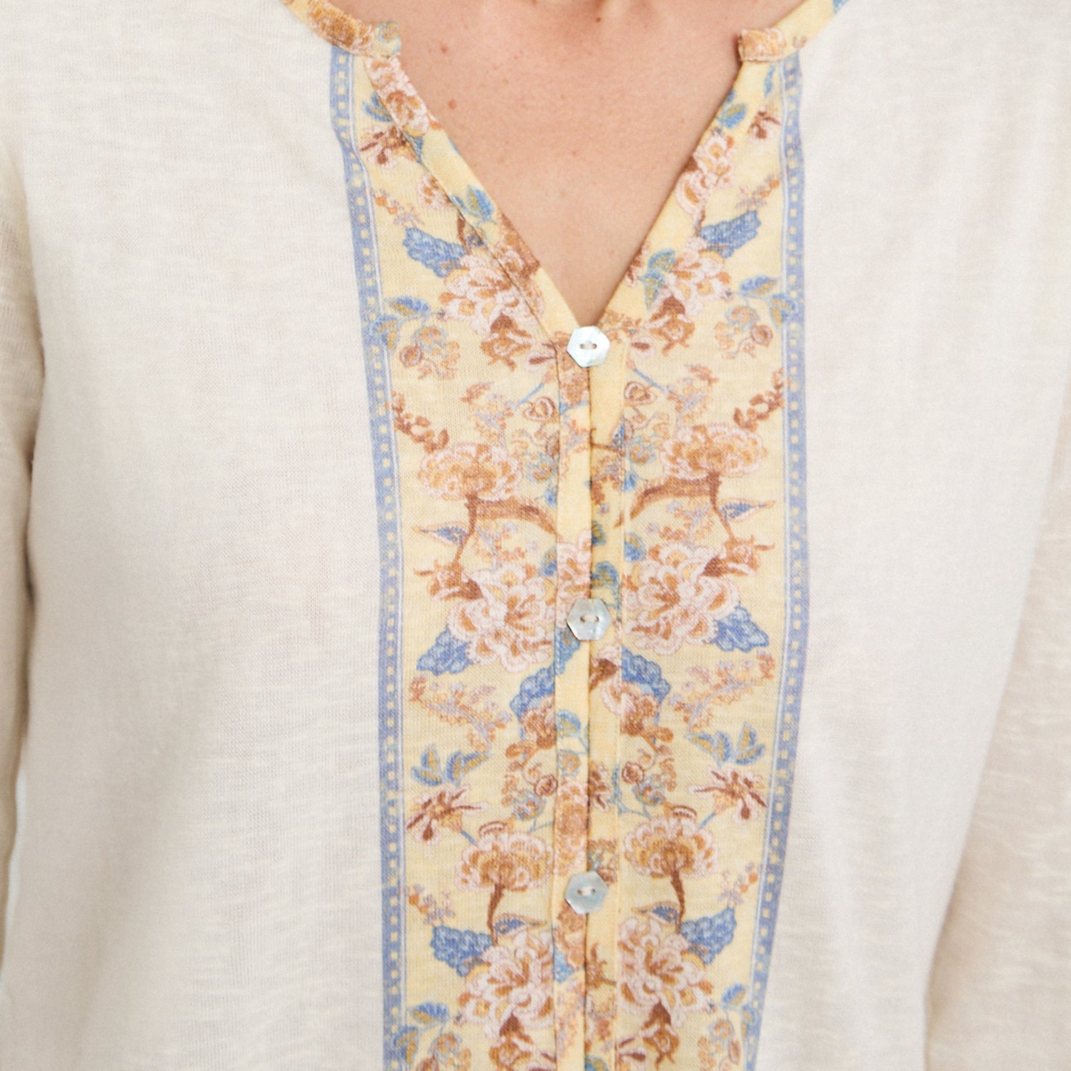 Polera Manga Larga con Estampado Localizado Crudo