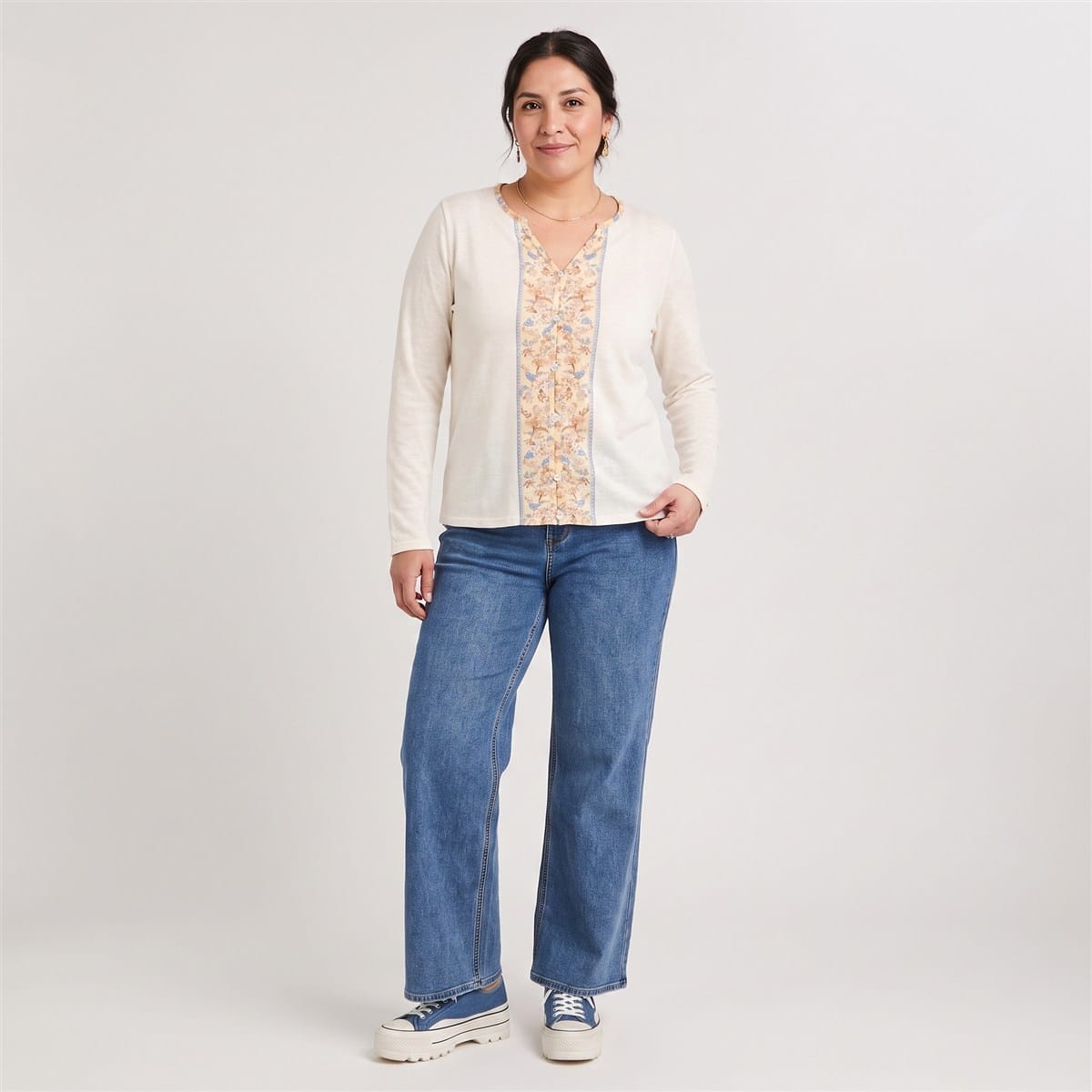 Polera Manga Larga con Estampado Localizado Crudo en modelo plus size