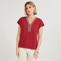 Polera Manga Corta con Aplicación en Escote Rojo