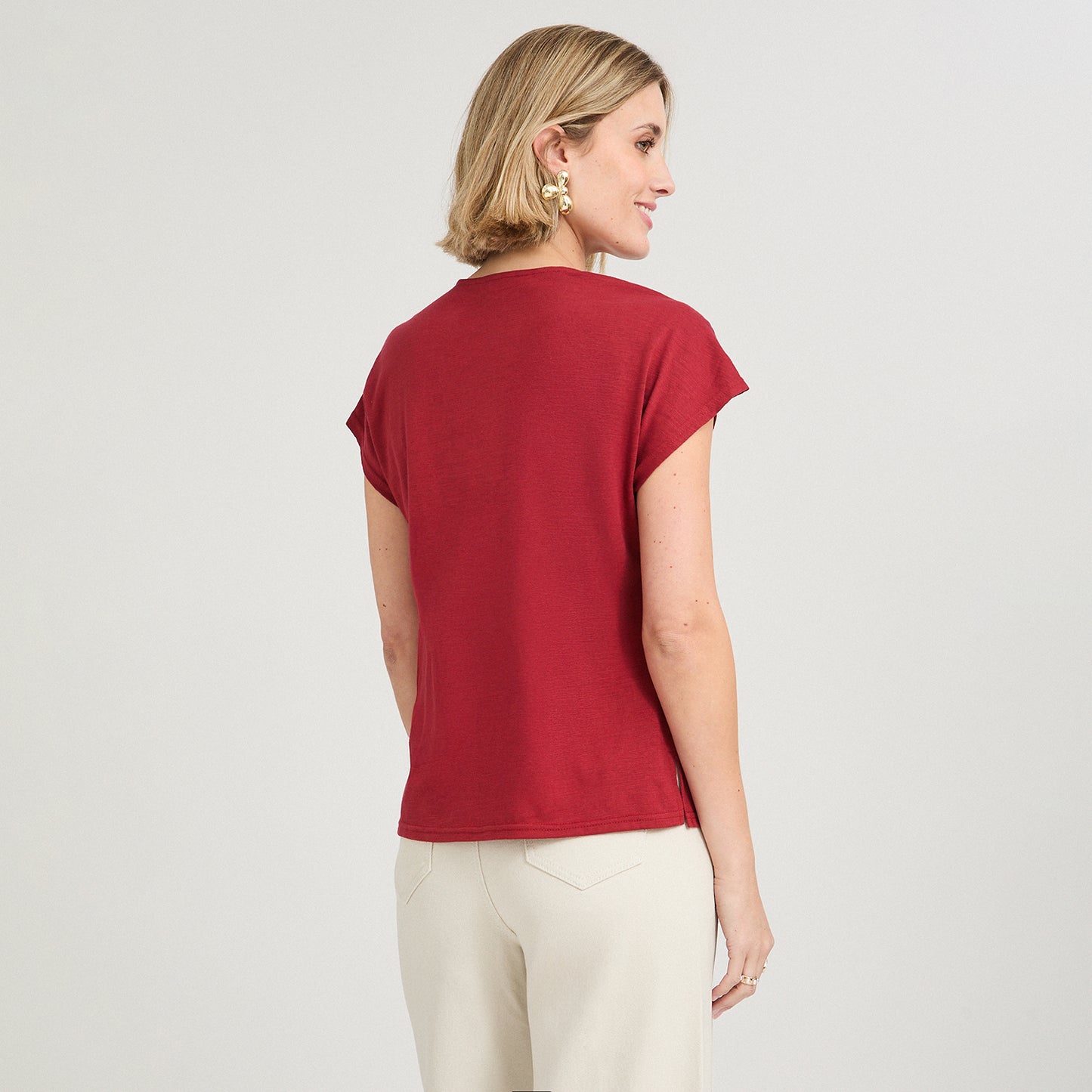 Polera Manga Corta con Aplicación en Escote Rojo