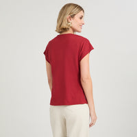 Polera Manga Corta con Aplicación en Escote Rojo