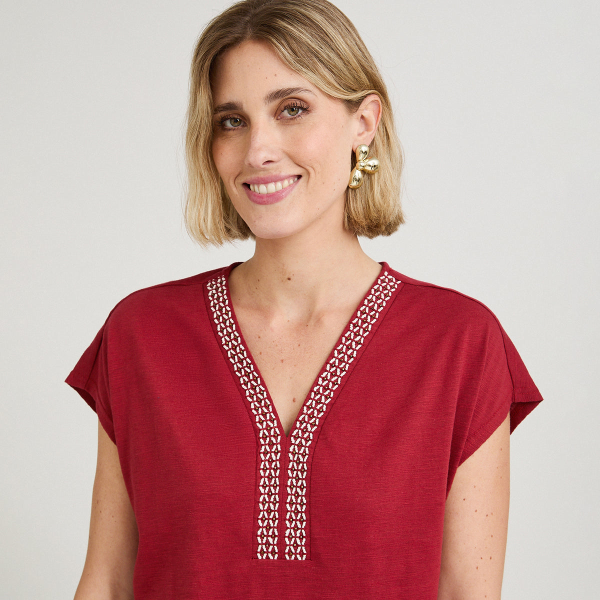 Polera Manga Corta con Aplicación en Escote Rojo