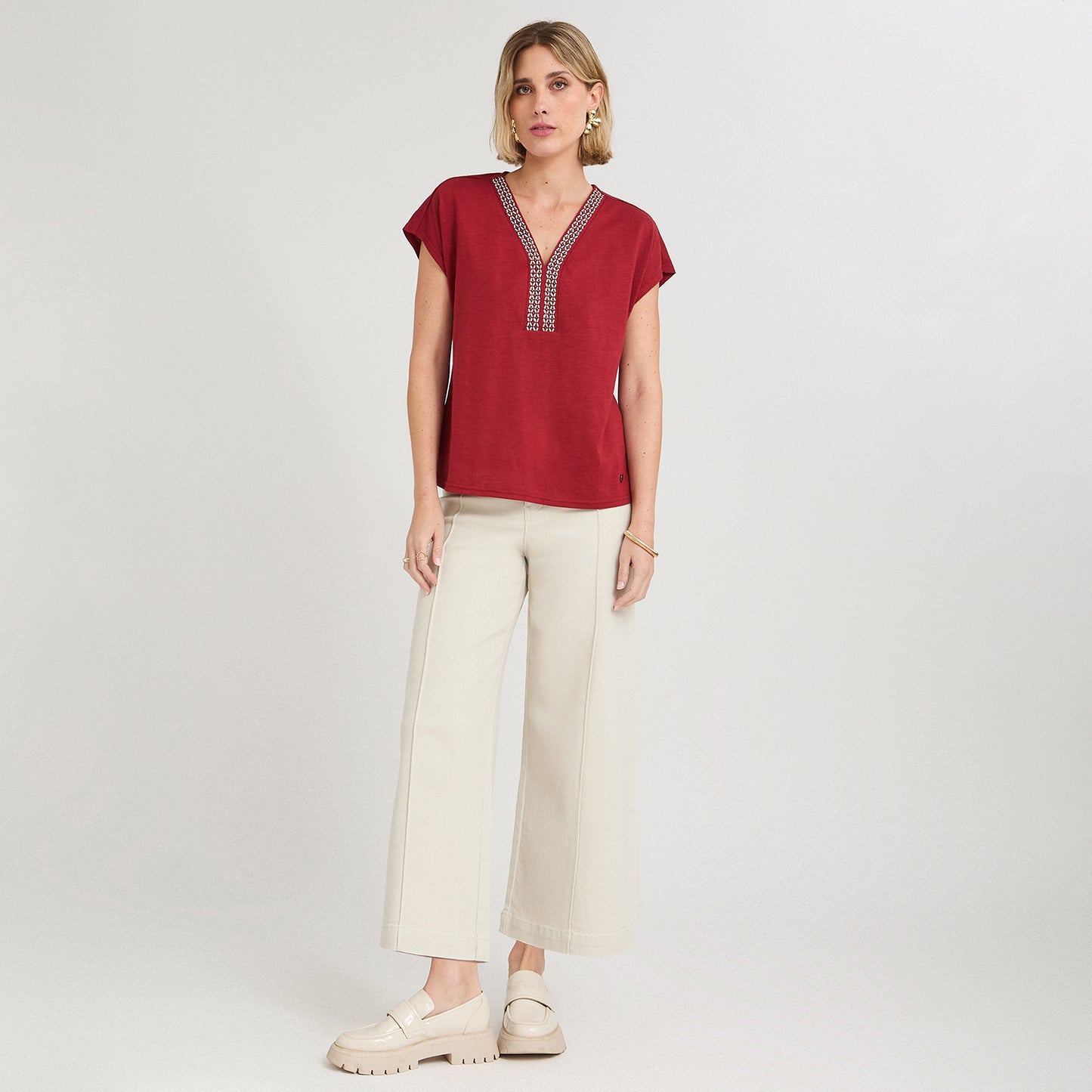 Polera Manga Corta con Aplicación en Escote Rojo