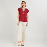 Polera Manga Corta con Aplicación en Escote Rojo
