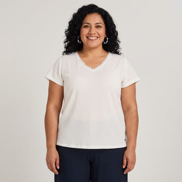 Polera Manga Vuelo con Encaje en Espalda Crudo en modelo plus size