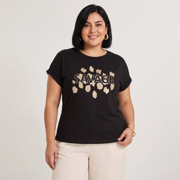 Polera Manga Corta Estampada Negro en modelo plus size