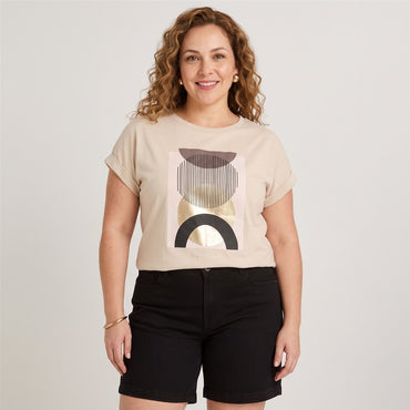 Polera Manga Corta Estampada Beige en modelo plus size