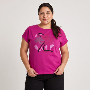 Polera Manga Corta Estampada Fucsia en modelo plus size