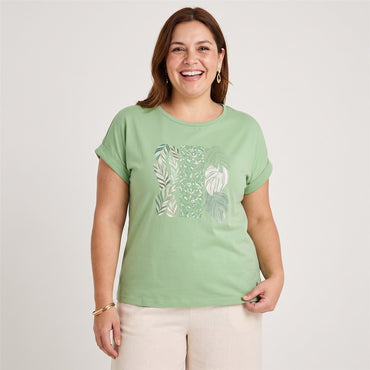 Polera Manga Corta Estampada Verde en modelo plus size