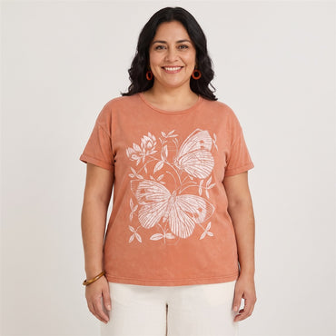 Polera Manga Corta Acid Wash Terracota en modelo plus size